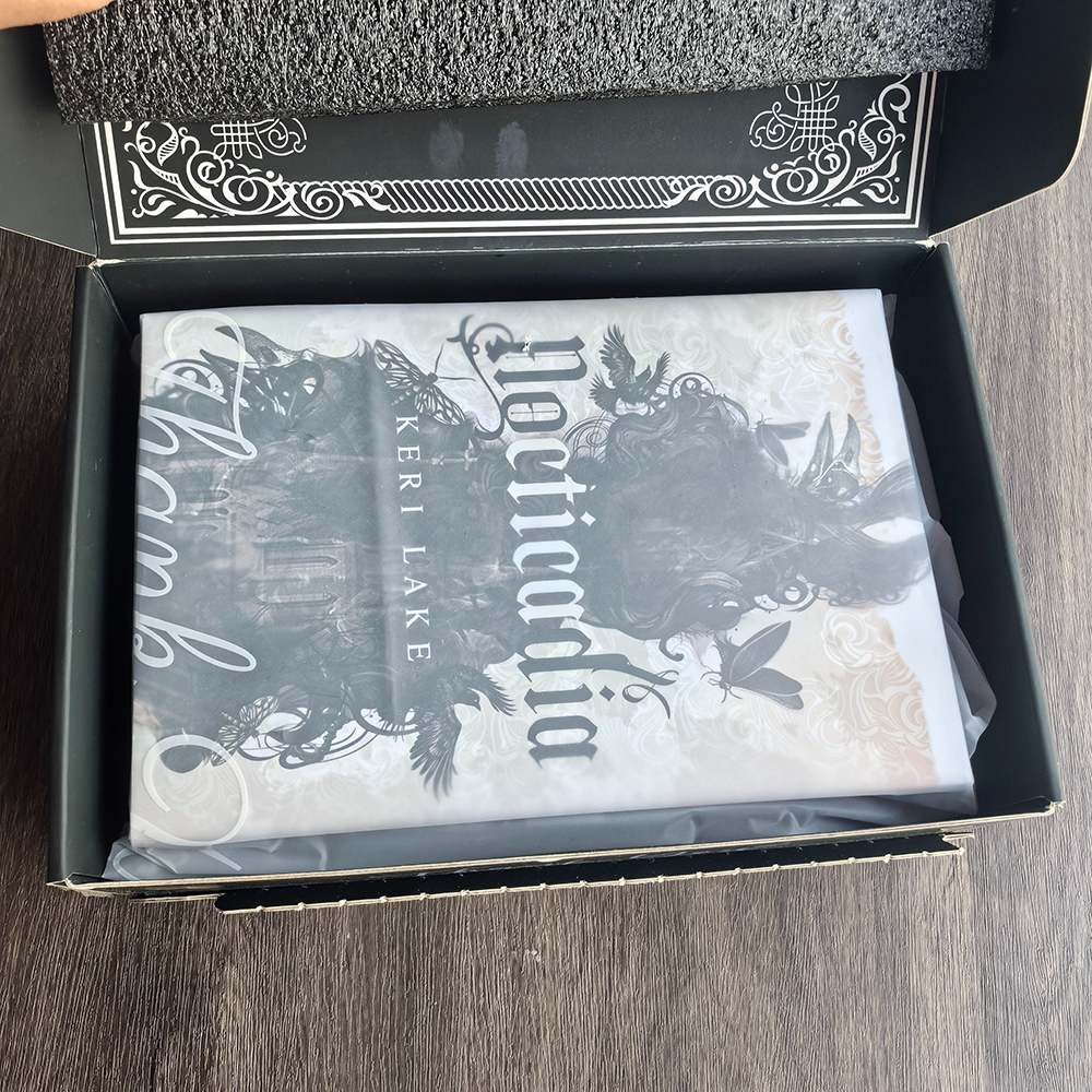 Impression d'un livre d'histoire romantique avec une jaquette à bord pulvérisé