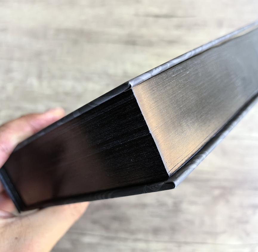 Le livre des éditions Gilded Signature Appliquez une feuille holographique à Book Edge